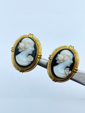 Elegant Vintage Cameo Earrings – Gold Tone Screw-Back Black & White Portrait